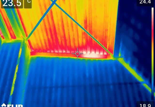Thermografieaufnahme im Deckenbereich: Deutlich sichtbar: kalte Luft strömt durch undichte Stellen in die Einheit. Die Temperaturunterschiede zeigen klar, wo die Luftdichtheit unterbrochen ist.