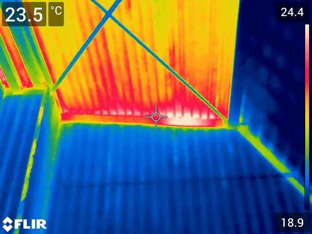 Thermografieaufnahme im Deckenbereich: Deutlich sichtbar: kalte Luft strömt durch undichte Stellen in die Einheit. Die Temperaturunterschiede zeigen klar, wo die Luftdichtheit unterbrochen ist.